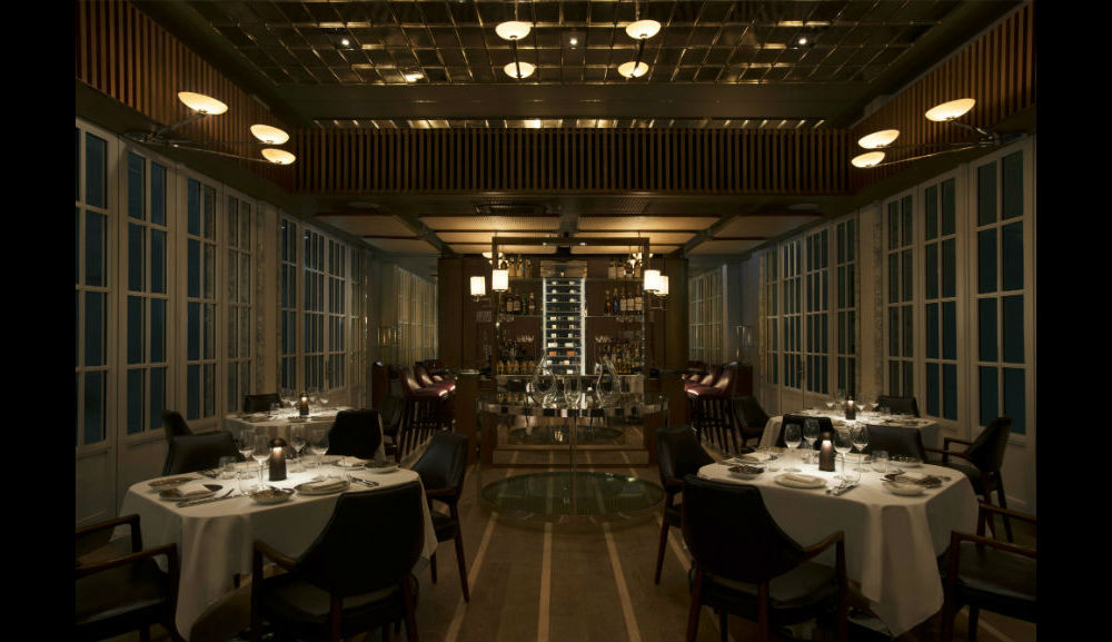 賓客可於寬敞的酒窖、酒吧及可容納 90 位客人的環境，享受貼心的高級餐飲體驗。